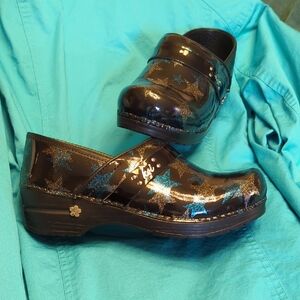💙🩶⭐NWOT Women's Sanita Metallic Starry Black blue silver Clogs size 38💙🩶⭐